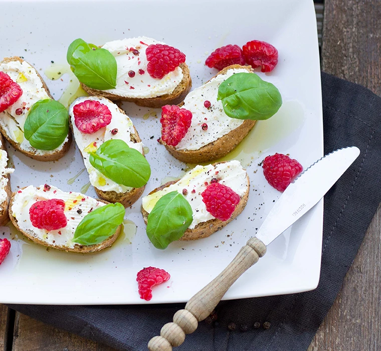 Frisch, in Scheiben geschnittenes Brot mit Olivenöl und Kräutern