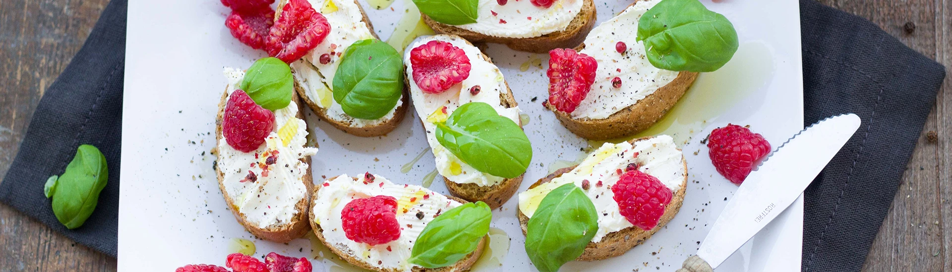 Frisch, in Scheiben geschnittenes Brot mit Olivenöl und Kräutern