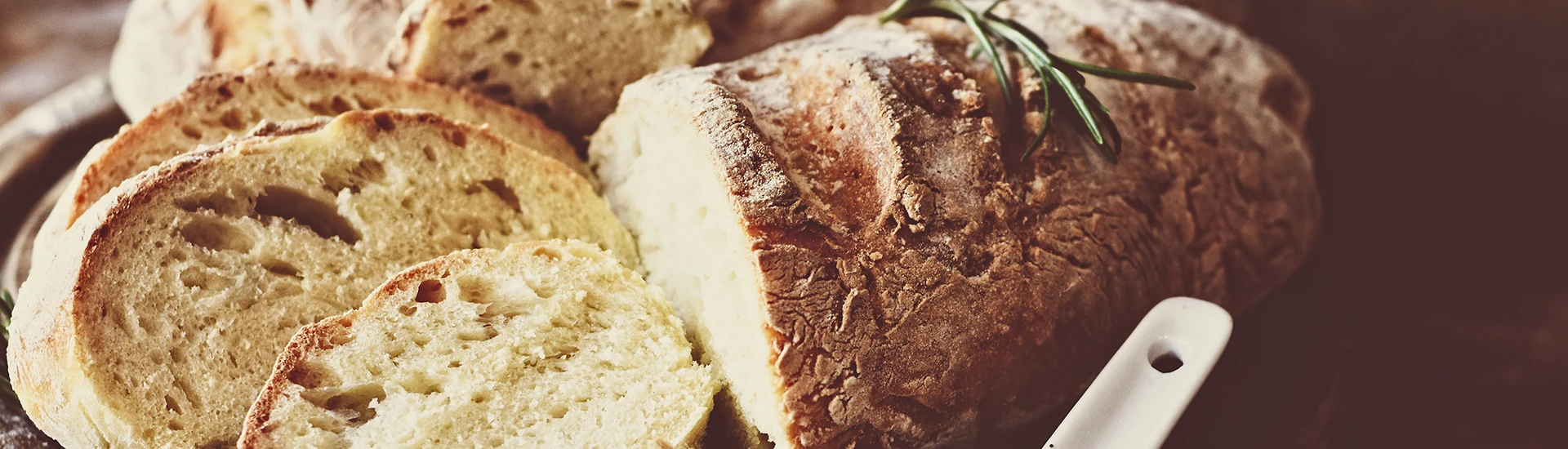 Frisch, in Scheiben geschnittenes Brot mit Olivenöl und Kräutern