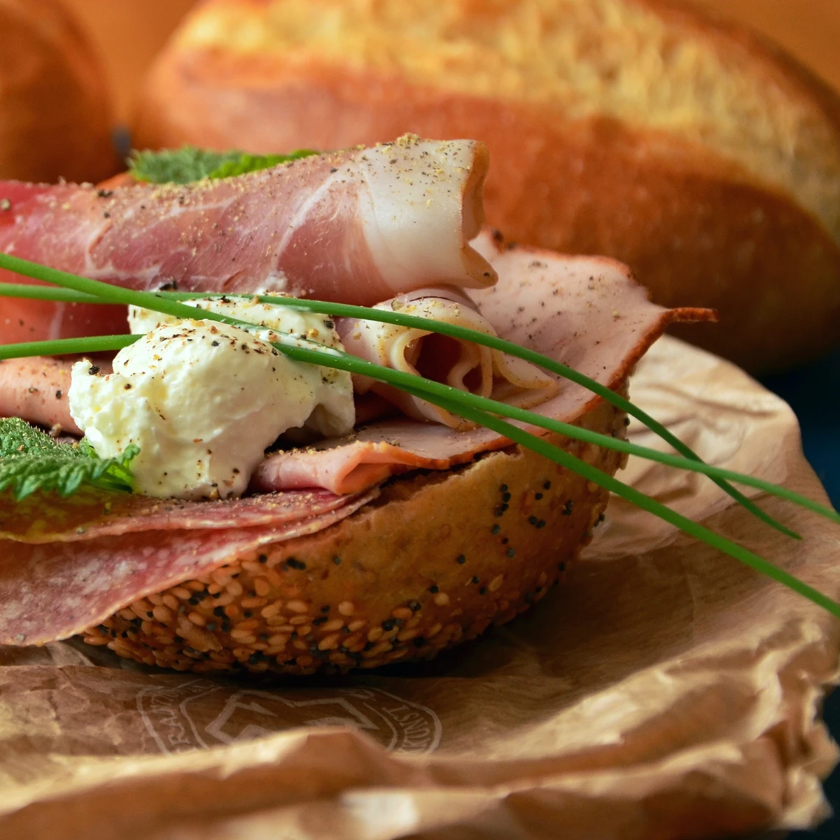 Rustikales, mit Wurst belegtes Brötchen