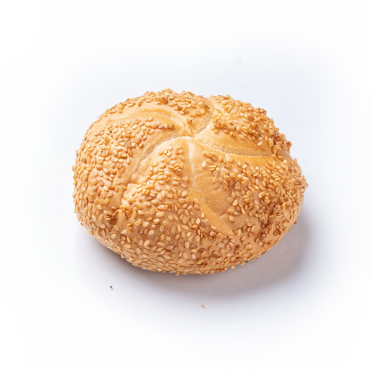 Brötchen mit Sesamkörnern ohne alles auf weißen Hintergrund