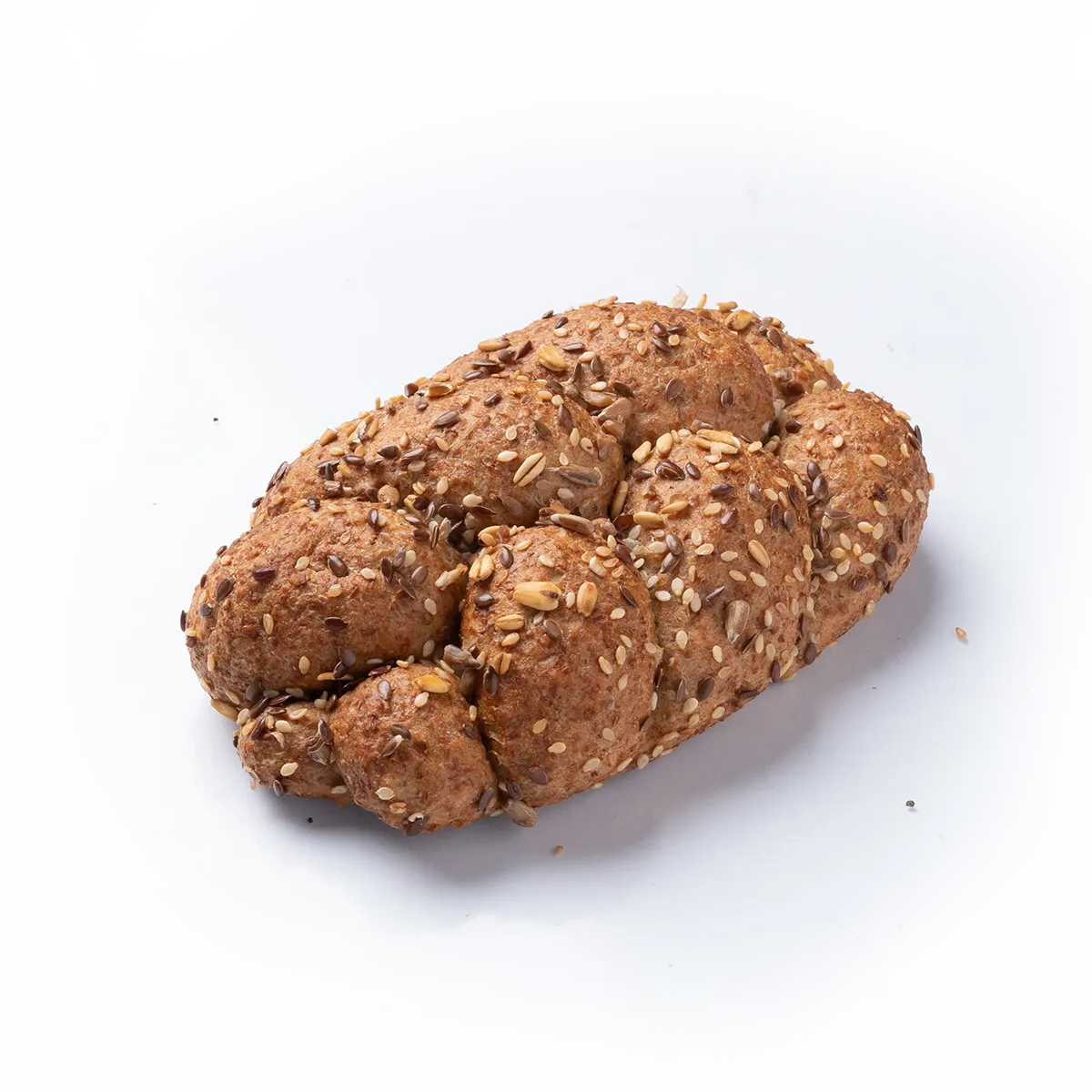 Körnerbrötchen mit verschiedenen Saaten auf weißen Hintergrund