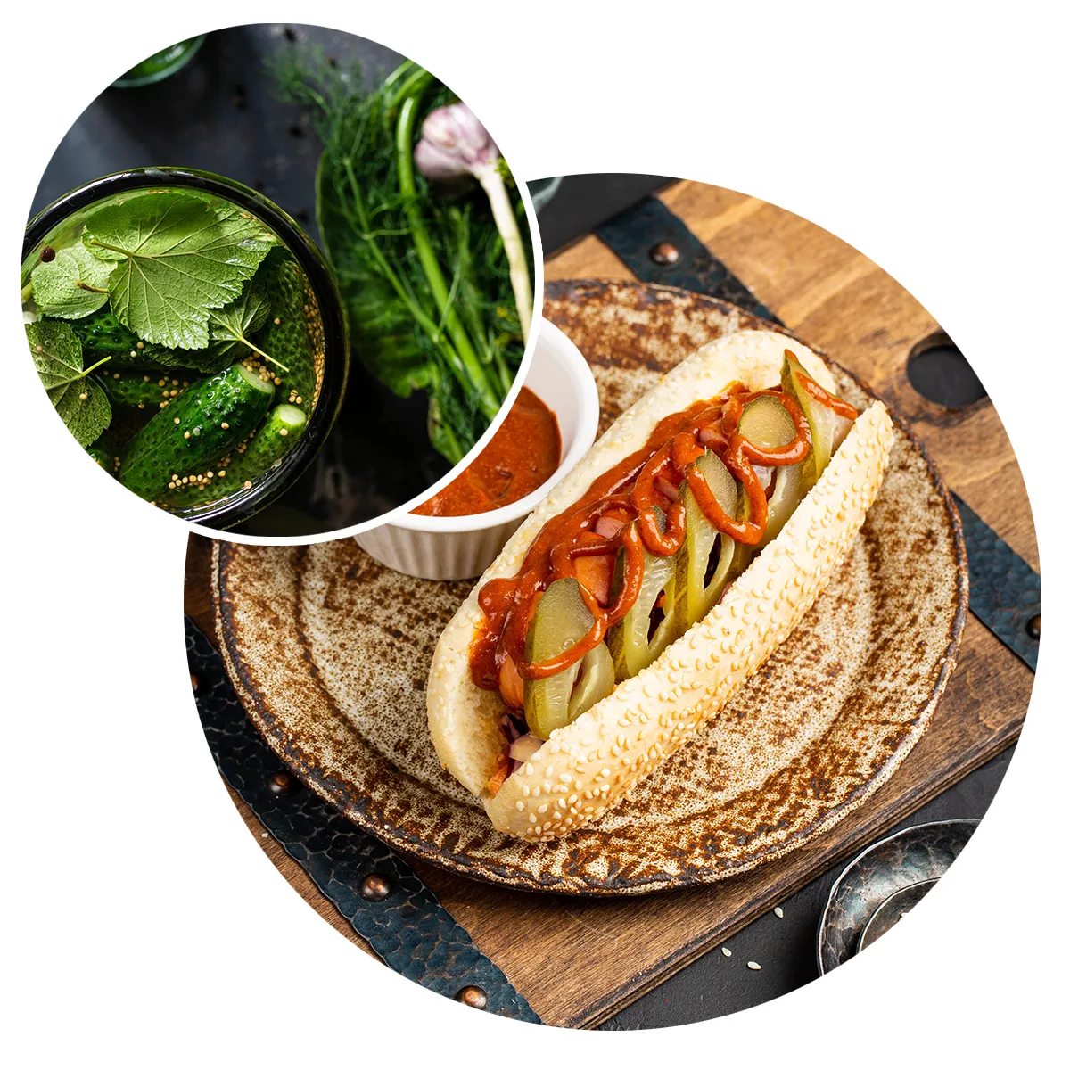Lecker angerichtetes Hotdog und ein Bild mit eingelegten Gurken